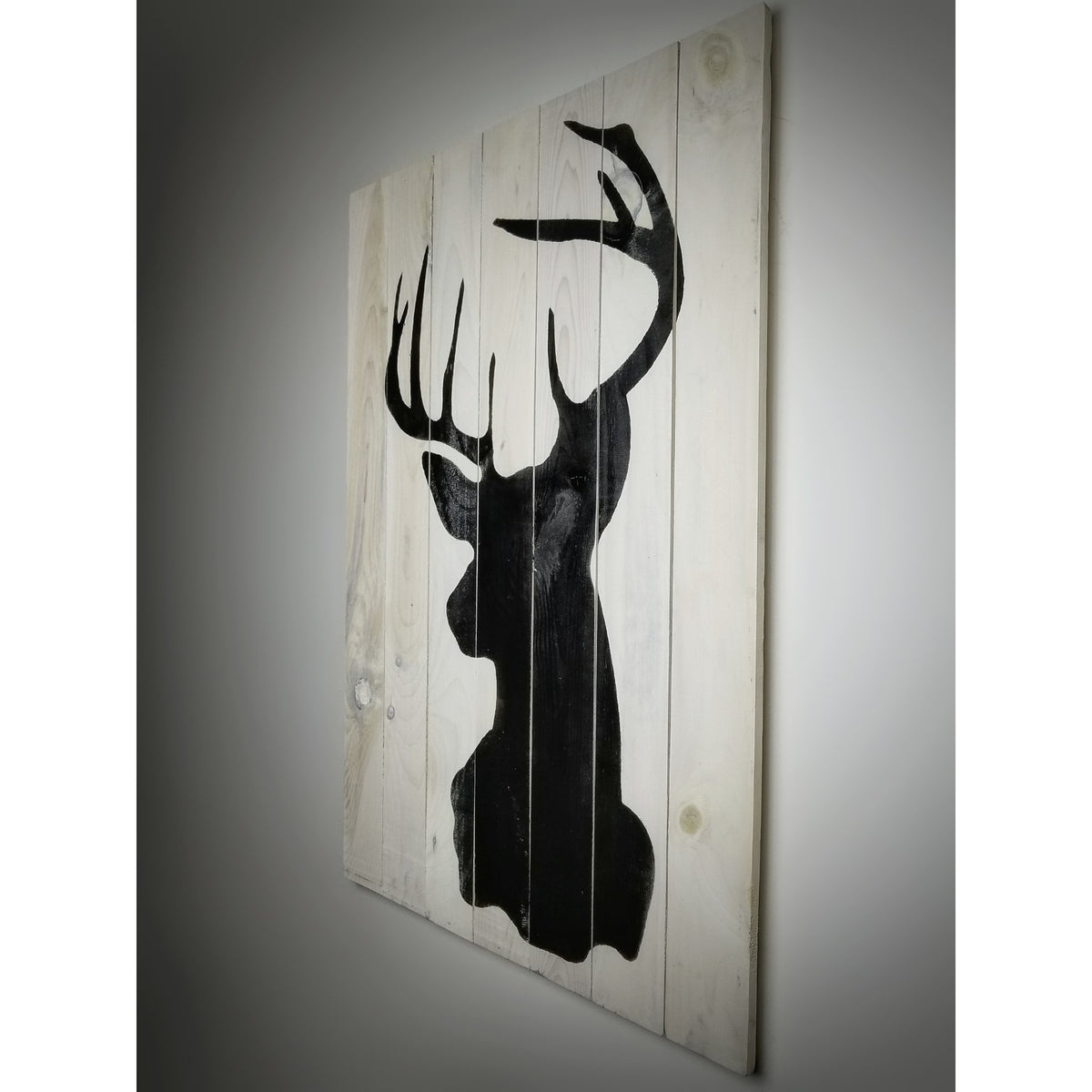 Tête de cerf sur bois — blanc crème — 36 × 25 po
