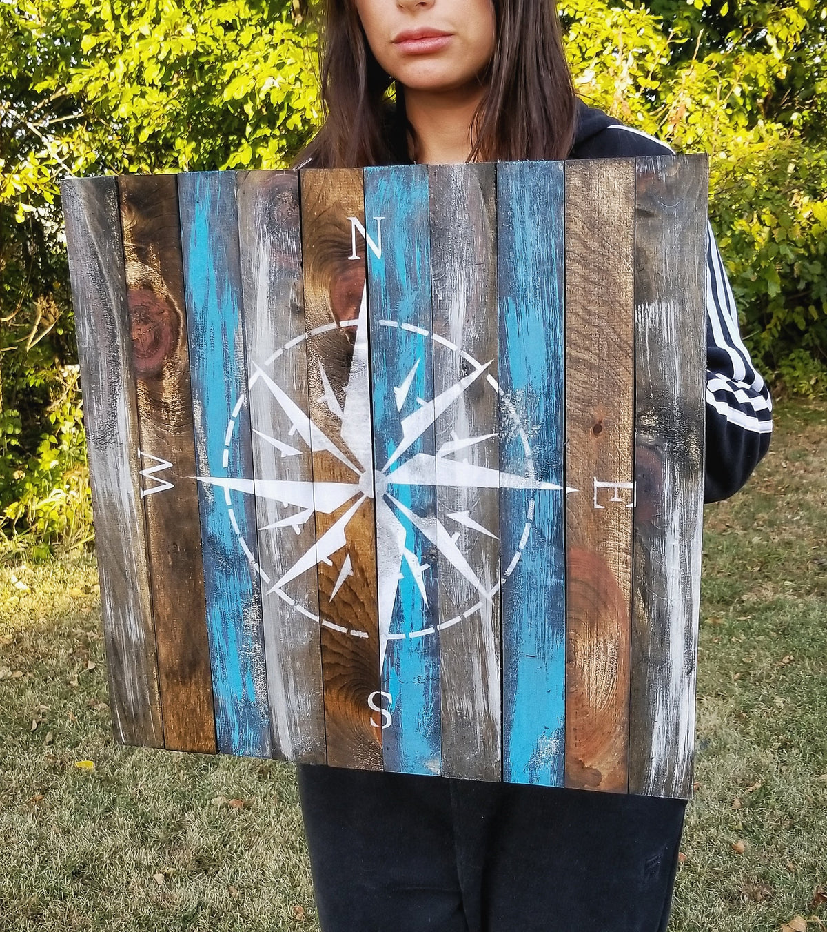Rose des vents sur bois — 20 × 20 po