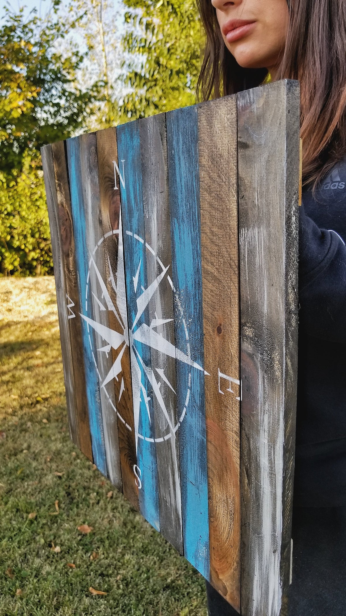 Rose des vents sur bois — 20 × 20 po