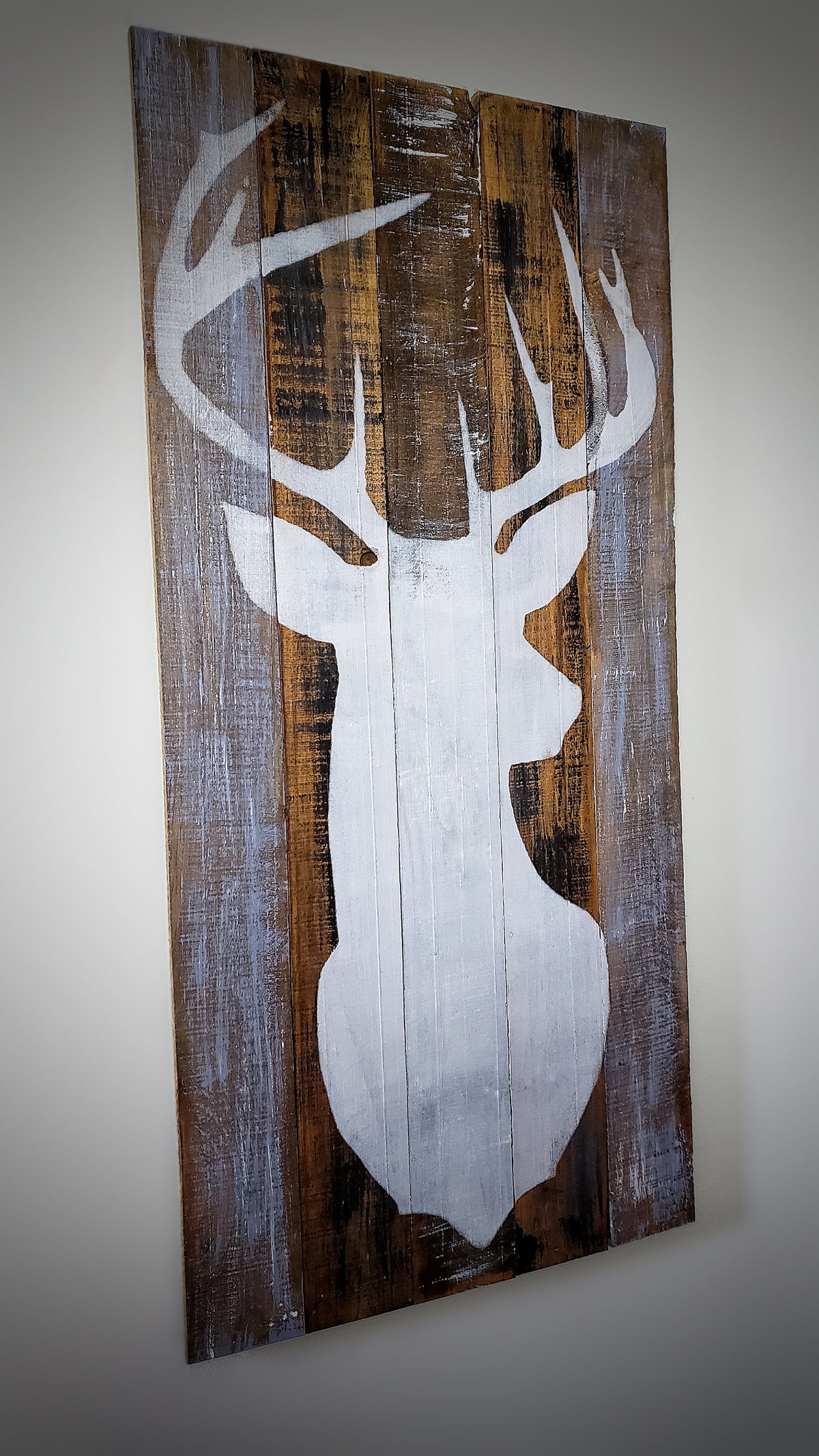 Tête de cerf sur bois — style rustique