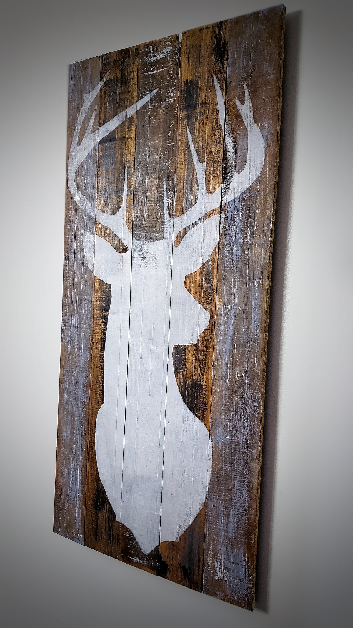 Tête de cerf sur bois — style rustique