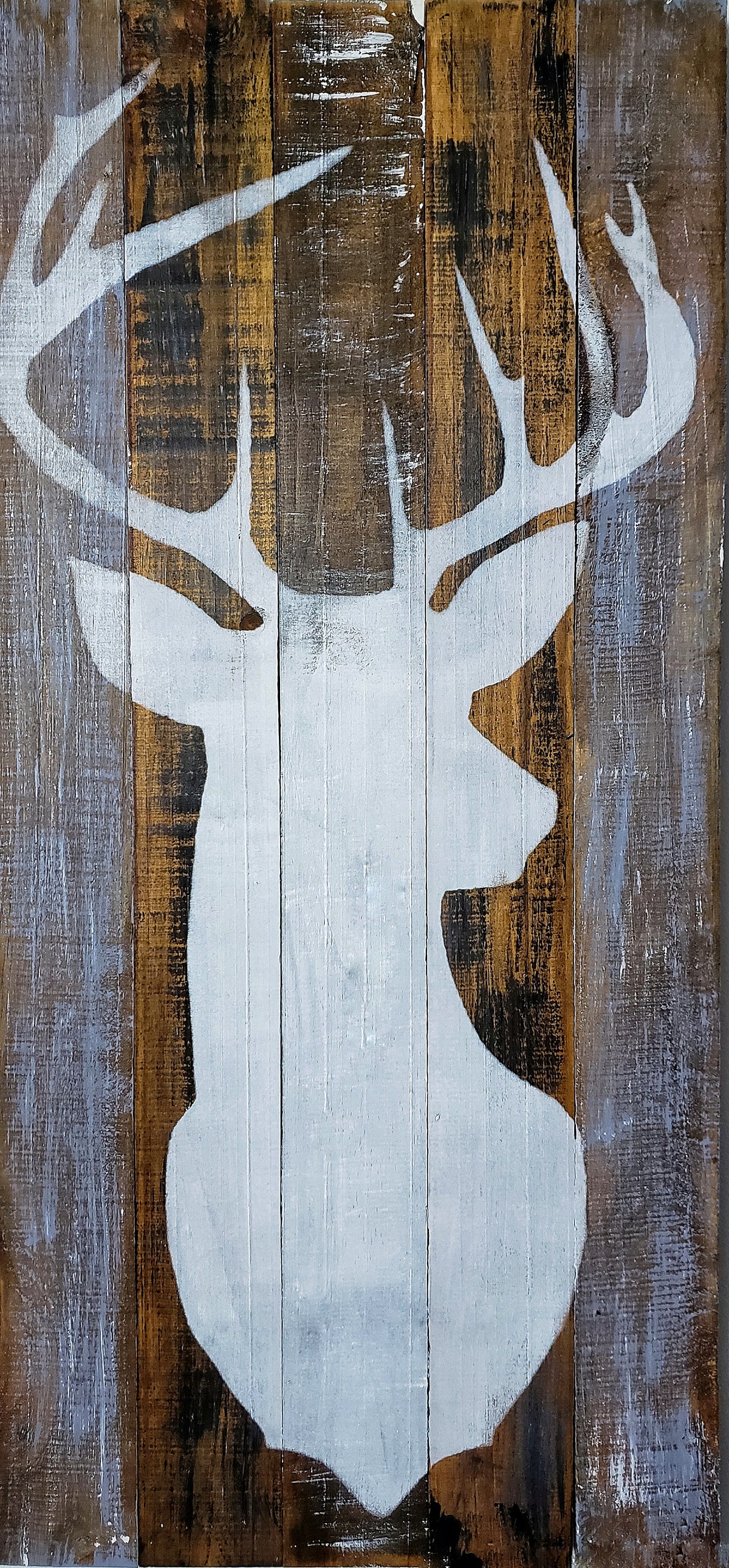 Tête de cerf sur bois — style rustique